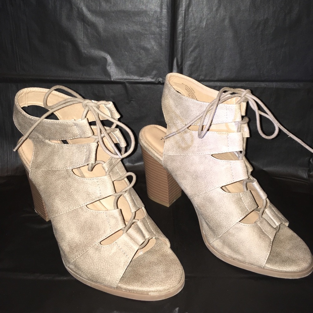 Lace up tan heel 🍂